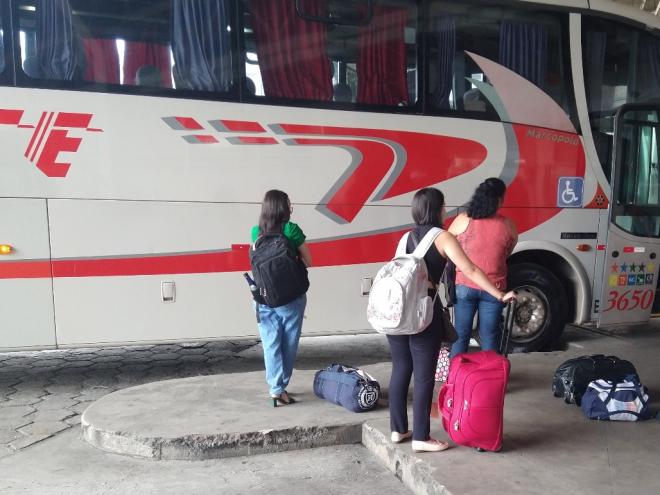 Adolescentes e crianças menores de 16 anos precisam ter autorização para viajarem sozinhos 