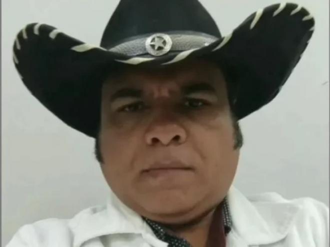 Nas mídias sociais, Roque Saldanha se identifica como 'locutor, apresentador e da roça