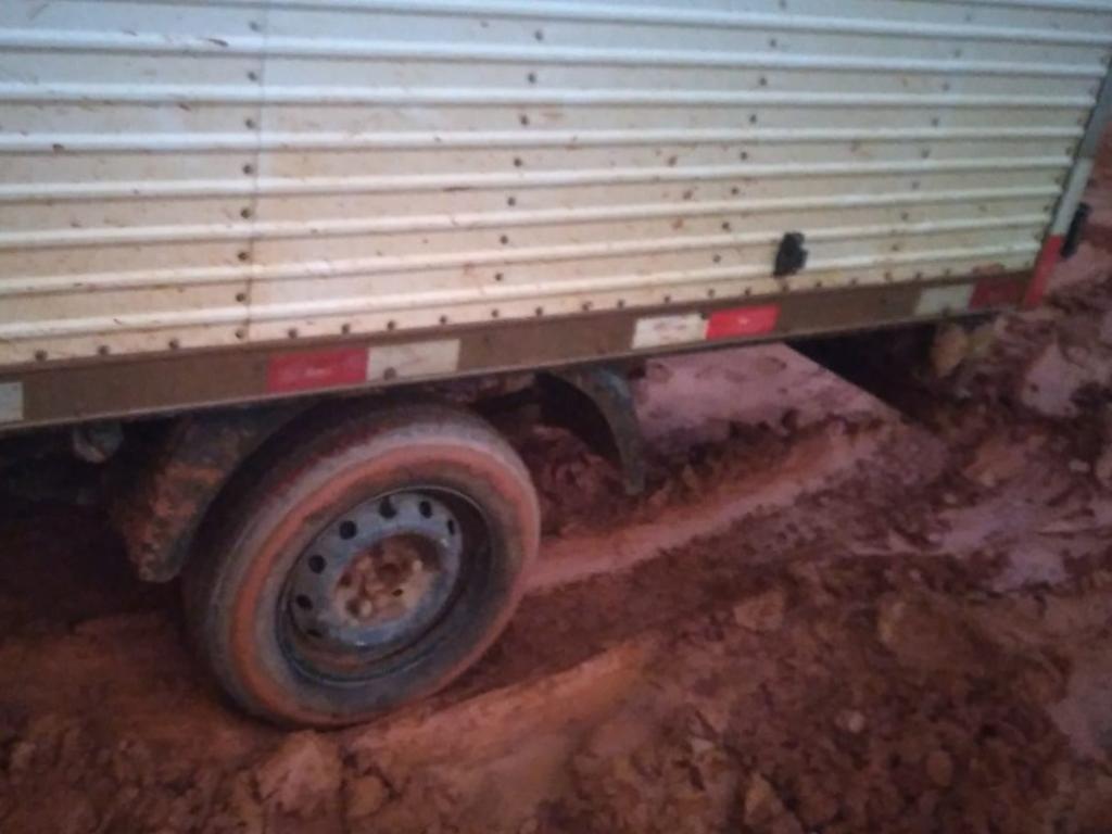 Motorista de caminhão baú tentou passar e agarrou em Baixa Verde 