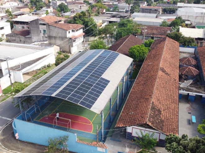 As minis usinas instaladas em seis escolas vão fornecer energia para toda a rede municipal de educação