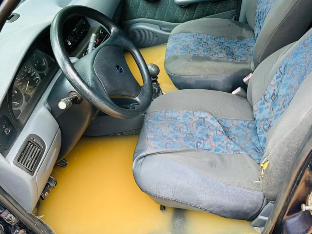 Motorista de Fiat Palio tentou passar pela área inundada e acabou ficando como carro tomado pela água 