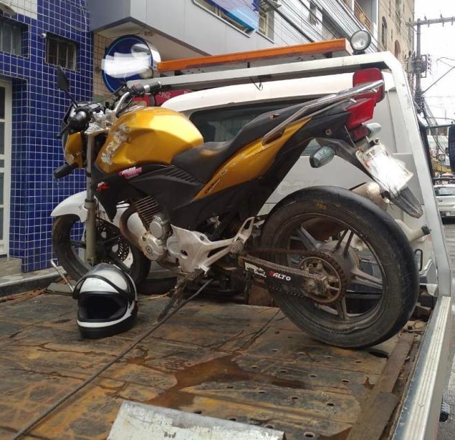 Caso das cédulas falsas foi descoberto quando condutor dessa motocicleta tentou escapar de abordagem policial 