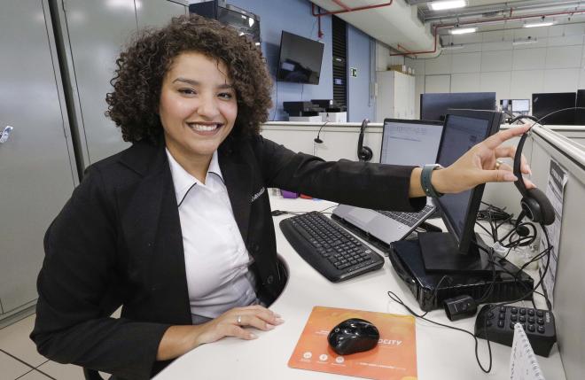 Moradora de Belo Horizonte, a jovem Stephanie Lorraine, de 25 anos, faz parte do grupo de jovens que conseguiu emprego com carteira assinada no ano de 2022