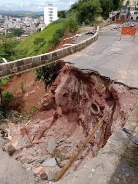 Cratera tomou conta de praticamente toda a rua Hematita 