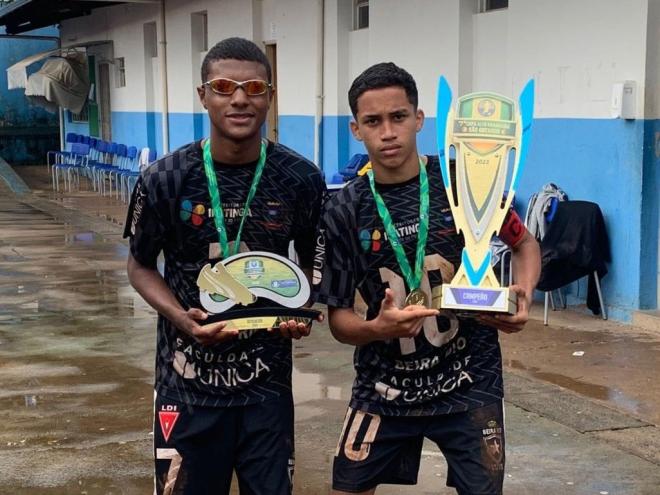 O artilheiro Daniel de Souza e o meia Kayque celebraram o título