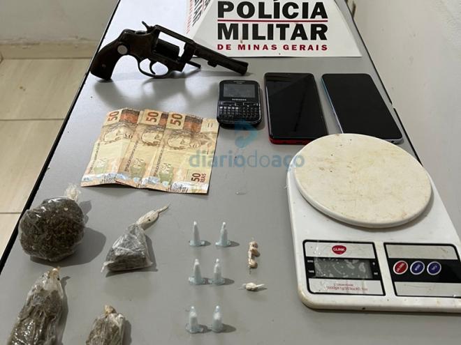 Os objetos apreendidos com os suspeitos de envolvimento no homicídio praticado na madrugada