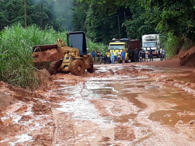 Máquinas e equipes foram enviadas ao local da obstrução da MG-232 e tráfego foi liberado 