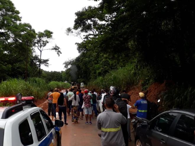 Por causa da lama que desceu de uma encosta, acesso a Mesquita ficou intransitável