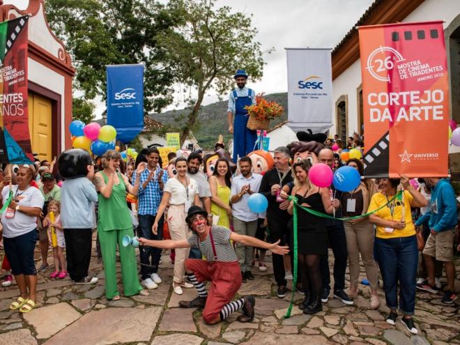 O tradicional cortejo de abertura do festival reuniu grupos de tradição artística local