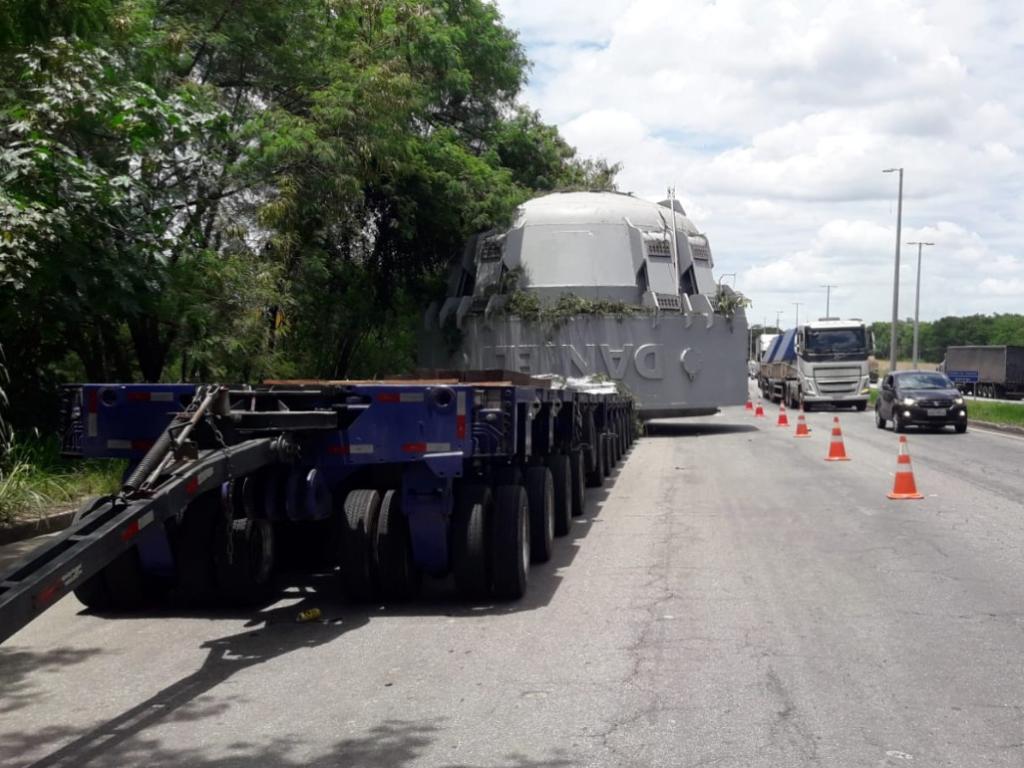 Depois de dois dias de trabalho peça gigante chegou a Ipatinga no começo da tarde desta segunda-feira