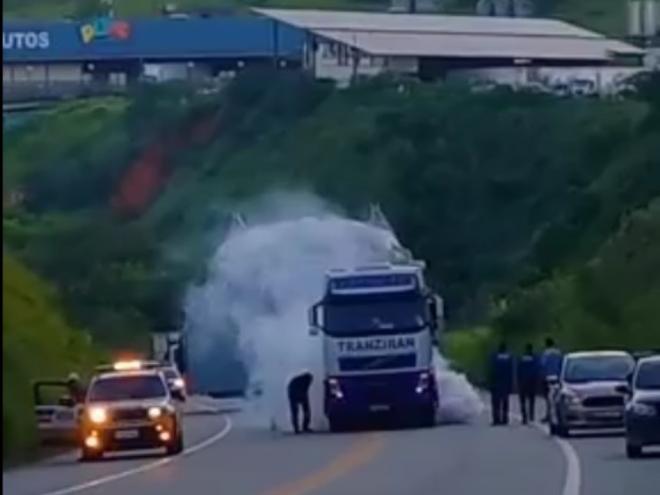 Momento crítico na tarde de domingo: caminhão trator não suportou e parou