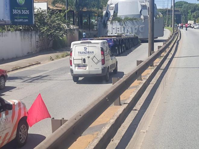 Peça gigante é transportada na contramão no bairro Horto em Ipatinga