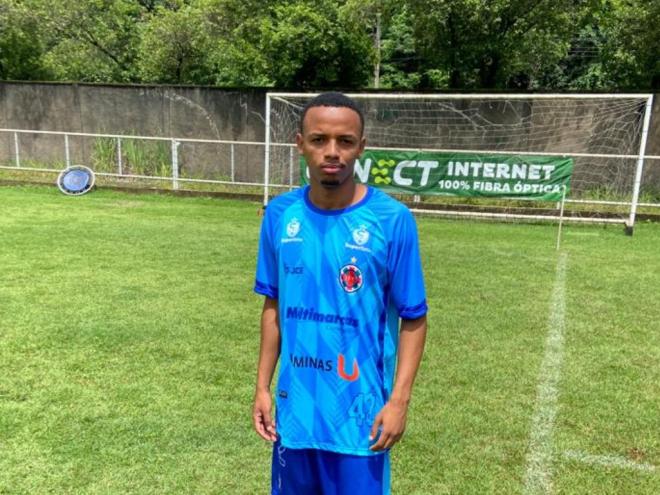 O atacante ''prata da casa'' Leandro Albino e seus companheiros seguem treinando no CT do clube
