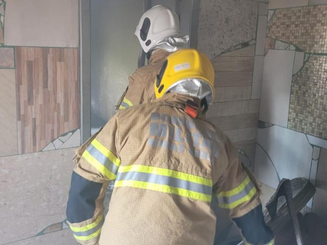 Não houve feridos, vizinho retirou duas crianças do imóvel incendiado e Bombeiros controlaram as chamas 