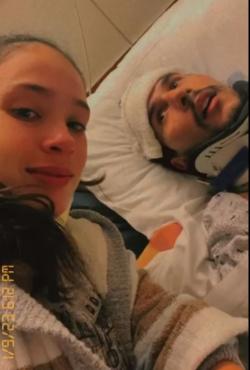 Viviane, mãe de duas crianças, prestes a ganhar o terceiro filho e o marido, Matheus, paraplégico por causa de assalto praticado por brasileiros na Filadélfia