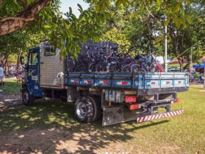 Bicicletas recolhidas neste domingo, de pessoas que as usavam indevidamente nas pistas de caminhada do parque Ipanema