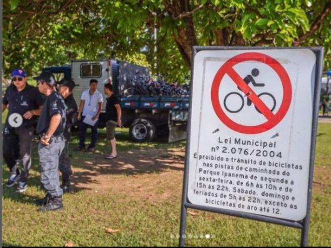 Placas instaladas nas entradas do parque alertam para as normas, mas são frequentemente desrespeitadas 
