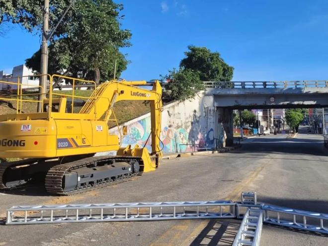 Viaduto já está sendo demolido e no seu lugar será construído outro, mais alto e mais largo 
