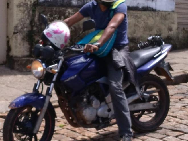 Professor teve a moto que usava para o deslocamento ao trabalho furtada e busca informações sobre o paradeiro da Fazer 
