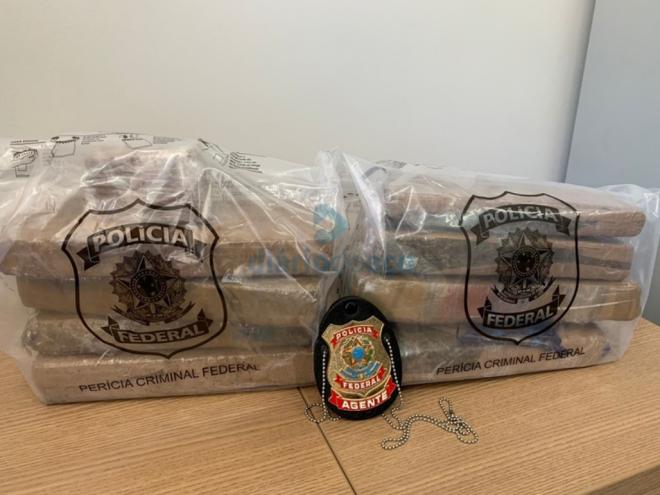 As oito barras de maconha que foram enviadas nos Correios por meio de uma encomenda