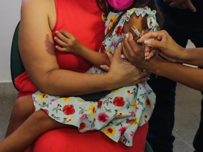 Os imunizantes são destinados a crianças de seis meses até quatro anos de idade