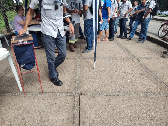 Assembleia foi realizada nesta sexta-feira nas portarias da empresa