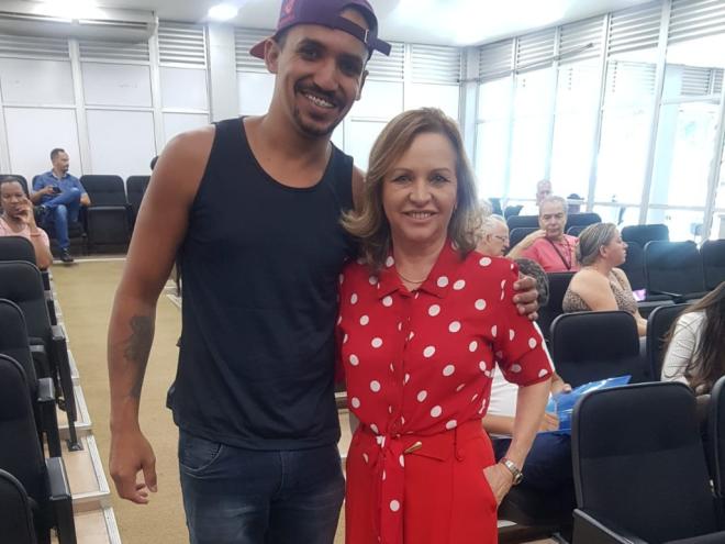 Vereadora Cecília Ferramenta, autora da lei, com B.boy Luizin