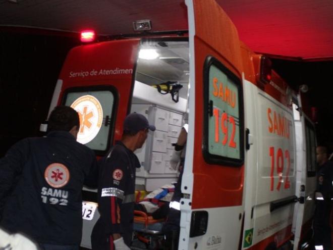 Equipe do SAMU foi acionada com a informação de uma pessoa ferida por queda; ao chegar, encontrou homem morto a facada 