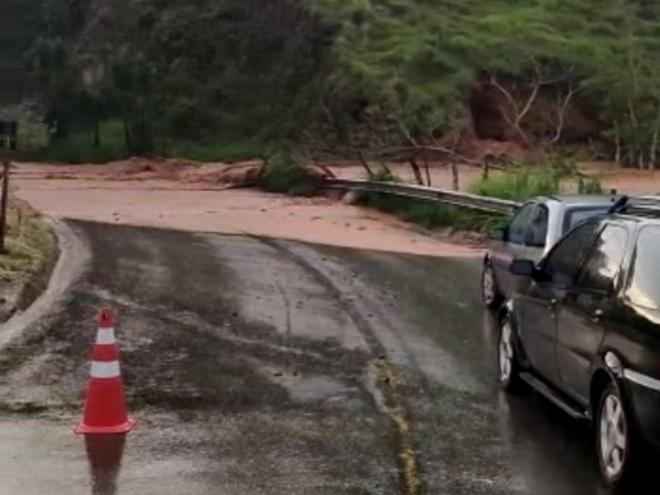 Uma manilha que permitia a passagem do córrego Água Limpa, embaixo da MG-320, em Jaguaraçu, está entupida, o que tem deixado a pista alagada quando chove bastante 