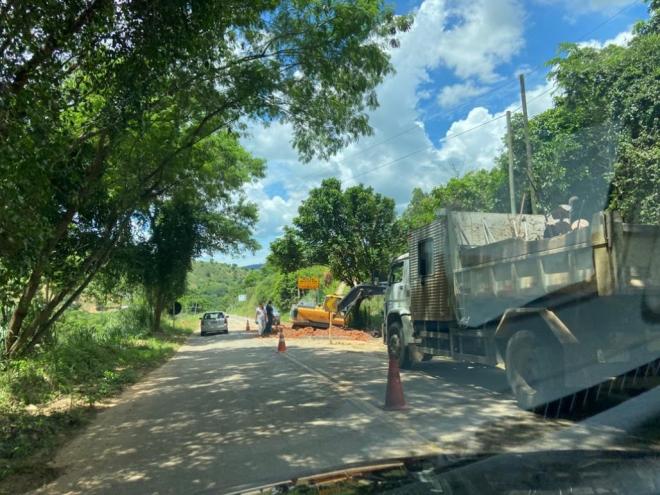 Na semana anterior foi iniciada a recuperação desse trecho da MG-425, na virada de Timóteo para Cava Grande 