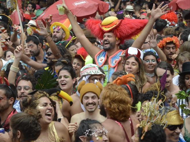 A aglomeração de pessoas e a distração dos foliões beneficiam os criminosos que desejam aplicar golpes e cometer roubos 