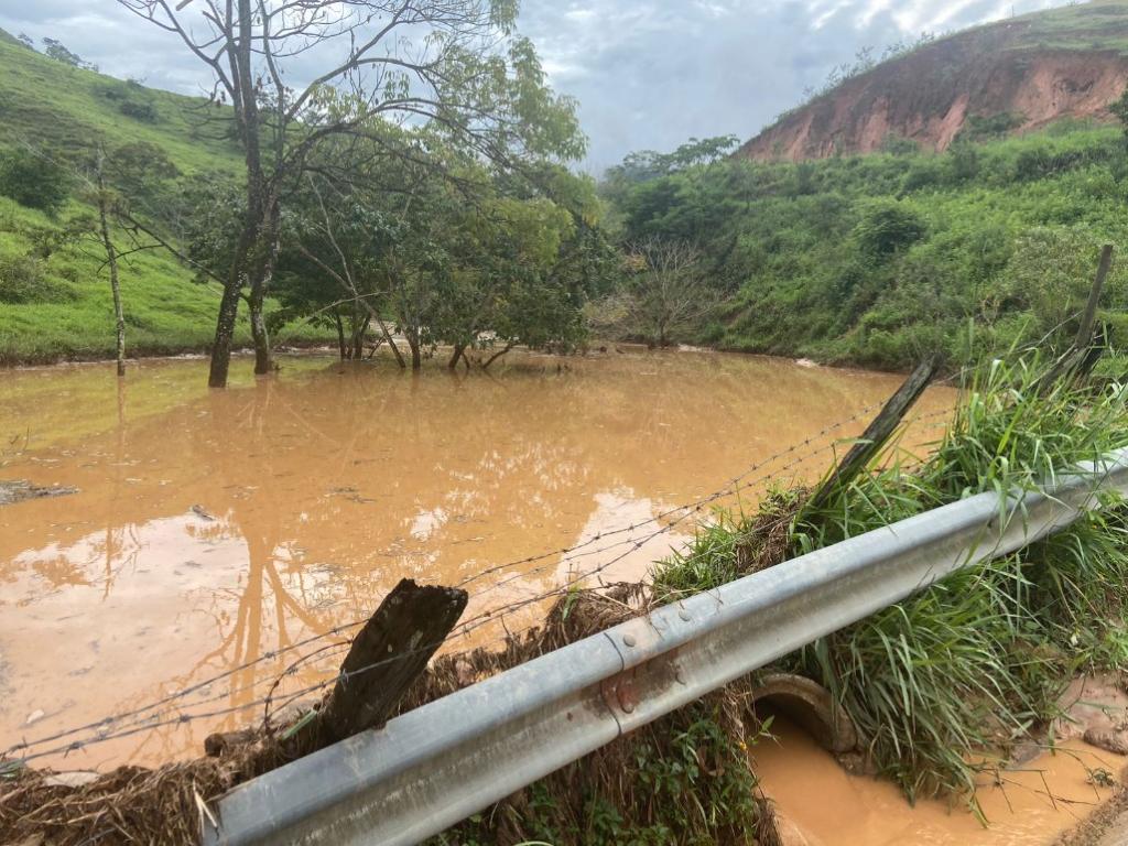 Lagoa se formou na margem esquerda da rodovia e desde janeiro pressiona o aterro que sustenta a rodovia 