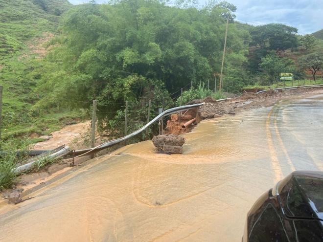 Erosão na margem direita da MG-320 aumenta a cada dia e moradores de Jaguaraçu e Marliéria temem que vão ficar isolados