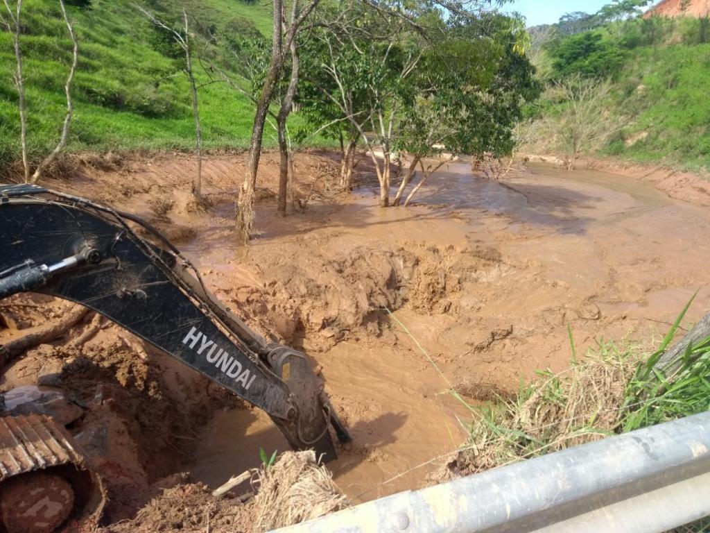 Desentupimento de manilhas foi iniciado na tarde desta quinta-feira, em Jaguaraçu 