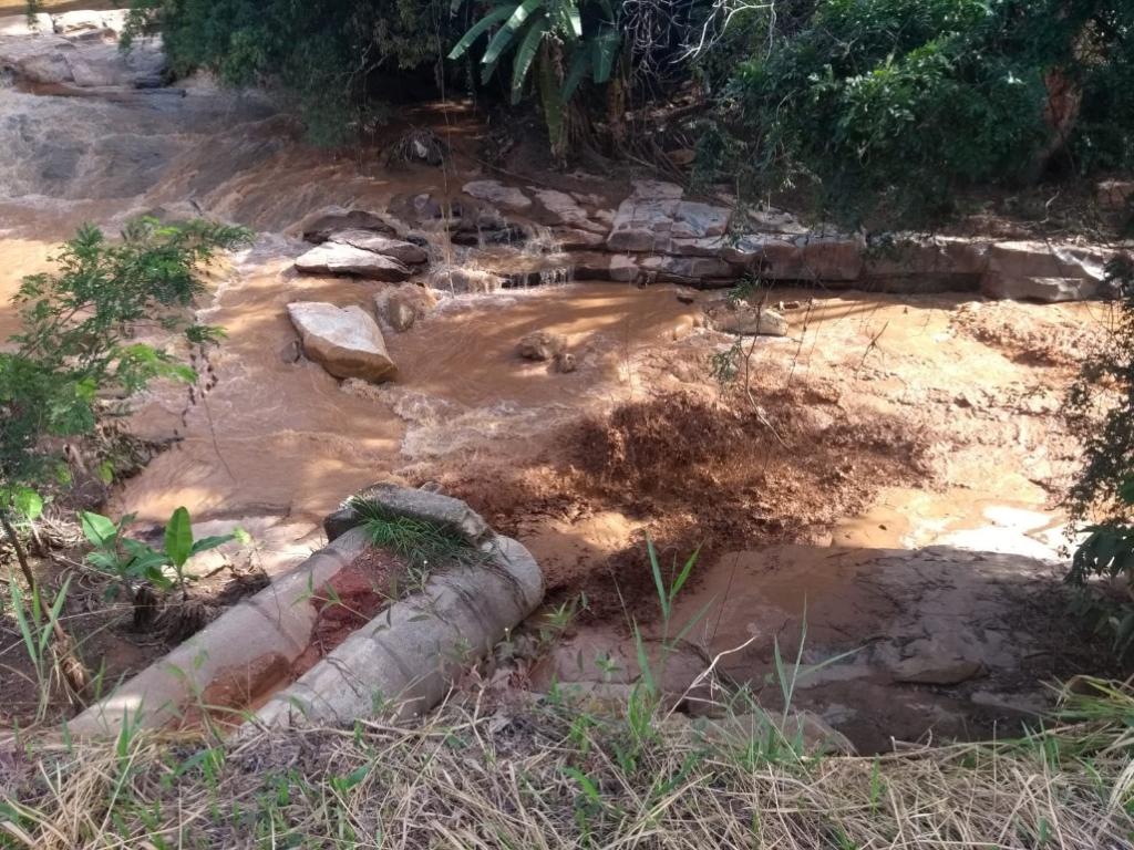 Lama do córrego água limpa é escoada para a foz no ribeirão Onça Grande, depois de 30 dias à espera do desentupimento dessas manilhas 