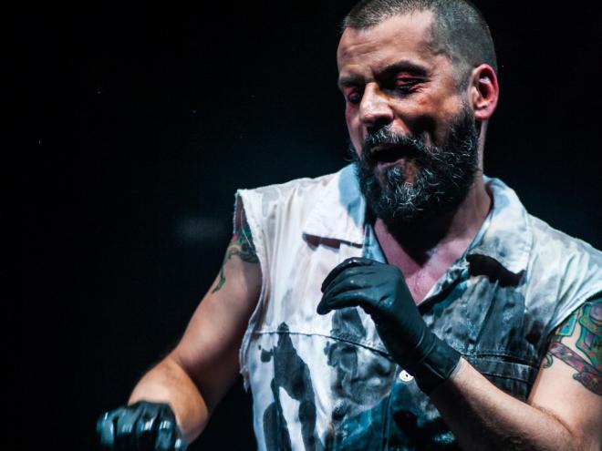 O ator, produtor e diretor de teatro Luiz Arthur é premiado em cena