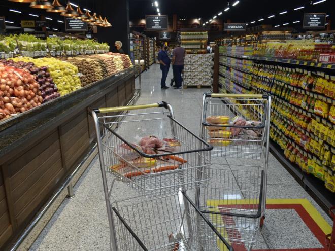 Supermercados, casas de carnes, açougues e outras lojas do segmento só estão impedidos de funcionar na segunda-feira 