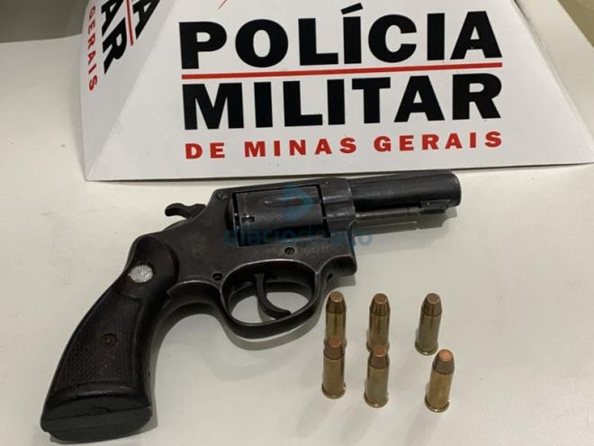 O revólver apreendido estava municiado com seis cartuchos