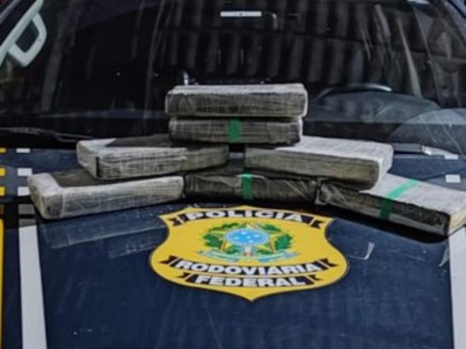 Segundo a PRF, droga apreendida representa um prejuízo de R$ 1,4 milhão aos traficantes