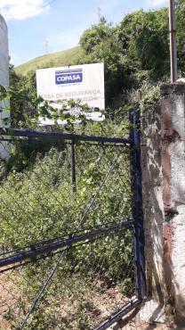 Devido ao mato alto, animais peçonhentos têm sido atraídos ao local e invadido as residências próximas do lote da Copasa    