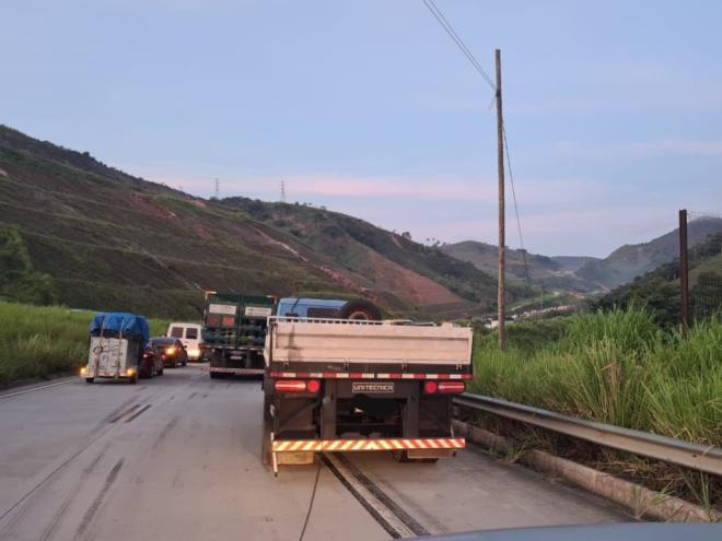 Por causa do acidente, o trânsito ficou interrompido durante a madrugada nas proximidades do tunel da Prainha e somente agora pela manhã começou a fluir 