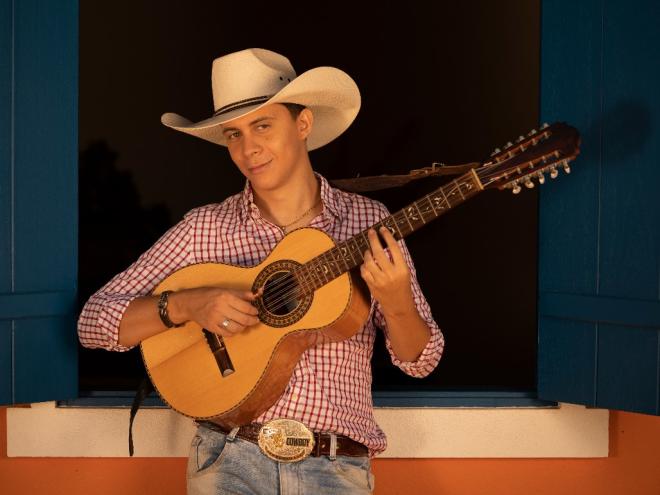 O cantor e violeiro Hyuri Luna: valorização da música de raiz