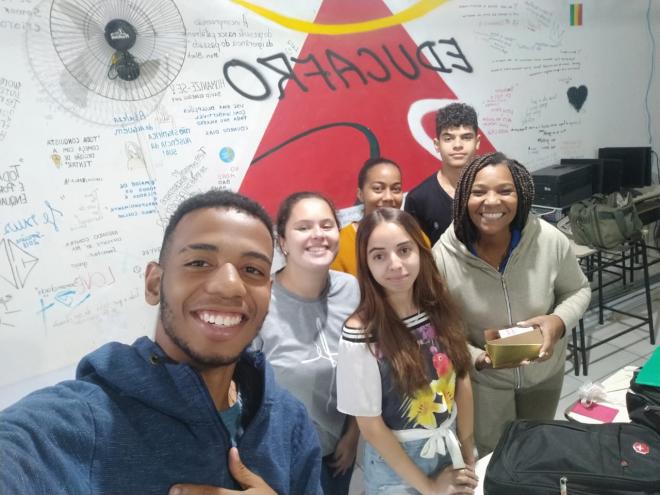 Professora Reny acompanhada de parte dos alunos que se inscreveram no cursinho popular em 2022  