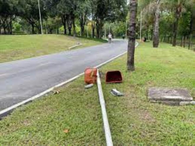 Os postes e lixeiras foram danificados durante a madrugada, no ano passado, no Parque Ipanema