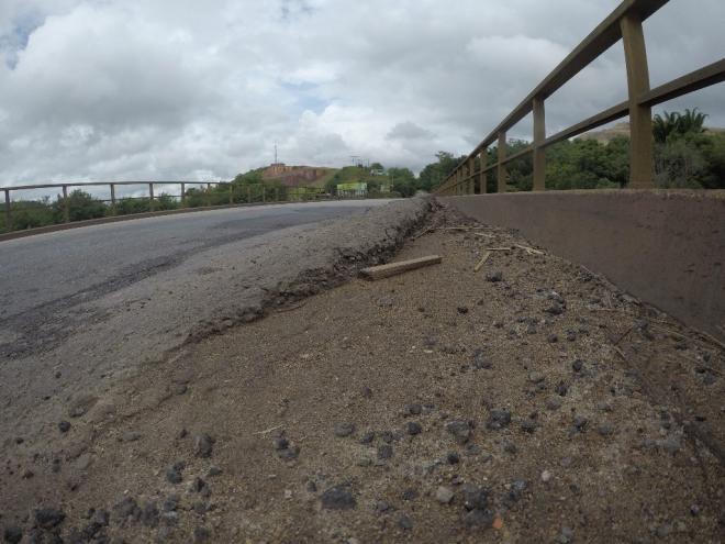 Vários buracos e ondulações surgiram ao longo da ponte metálica  