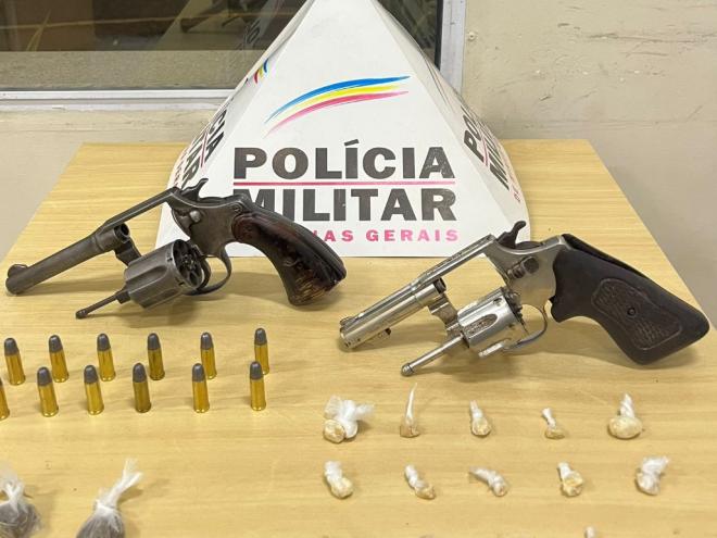 Armas e drogas foram apreendidas com os dois homens