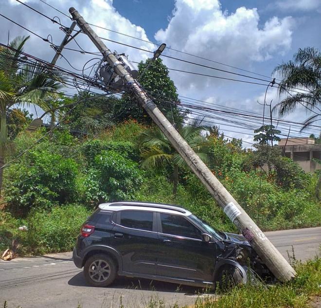 Com o impacto, poste ficou tombado à margem da rua, entre os bairros Tiradentes e Forquilha
