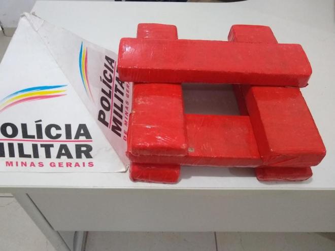 Droga foi encontrada enterrada no meio do mato em um loteamento em Belo Oriente 