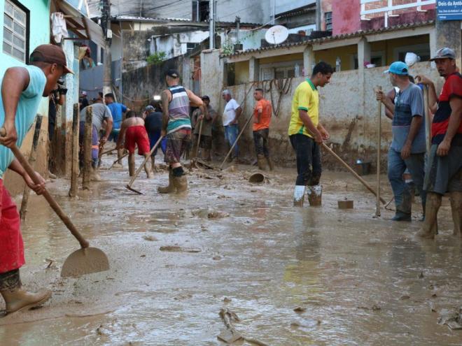 Temporais: voluntários fazem mutirão de limpeza e distribuem doações
