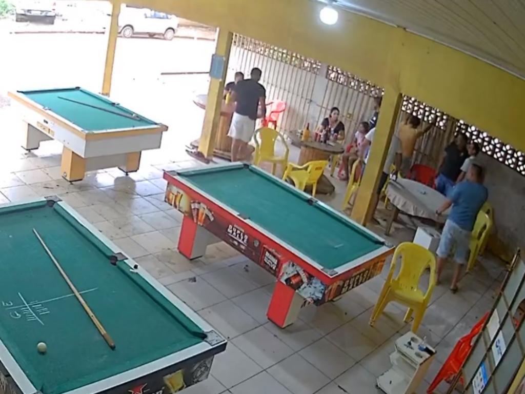 Homens matam sete pessoas após perderem partida de sinuca em bar; veja vídeo